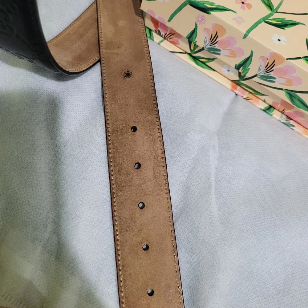 Gucci Black Leather Belt with Gold Buckle - Picture 5 of 10